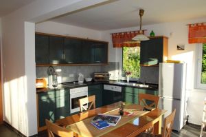Im Erdgeschoss befindet sich ein großer offener Küchenbereich mit Einbauküche - Bild 9: Kinder- u. hundefeundliches Ferienhaus in Binz, hell u. modern, mit Garten