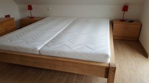 Dieses größere Schlafzimmer ist ausgestattet mit einem Doppelbett mit Tonnentaschenfederkernmatratzen, HG II und es befindet sich ein TV-Gerät im Raum. - Bild 10: Kinder- u. hundefeundliches Ferienhaus in Binz, hell u. modern, mit Garten
