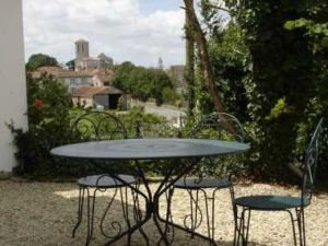 Die Kiesterrasse an der Nordseite vor dem Wohnungseingang - Bild 8: Ferienwohnung Nora, SW-Frankreich, Nähe Atlantik, Hunde willkommen