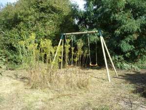 Im Außenbereich eine große Doppelschaukel - Bild 7: Ferienwohnung Nora, SW-Frankreich, Nähe Atlantik, Hunde willkommen