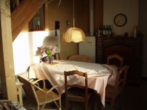 Die Küche hat ein Fenster nach Westen mit herrlichem Blick auf die Dorfsilhouette und Abendsonne - Bild 3: Ferienwohnung Nora, SW-Frankreich, Nähe Atlantik, Hunde willkommen