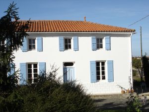 Die Wohnung Nora ist im Bild auf der rechten Seite des Hauses gelegen. - Bild 1: Ferienwohnung Nora, SW-Frankreich, Nähe Atlantik, Hunde willkommen