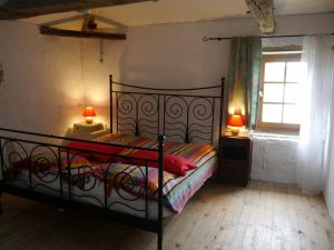 Eines der beiden separaten Schlafzimmer im Obergeschoss. - Bild 5: Ferienwohnung Nora, SW-Frankreich, Nähe Atlantik, Hunde willkommen