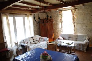 Blick in die Sofaecke - hinter dem Fotografen Fernseher und Musikanlage - Bild 2: Ferienwohnung Nora, SW-Frankreich, Nähe Atlantik, Hunde willkommen