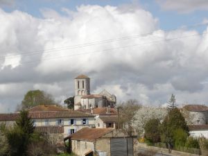 Panoramablick auf das Dorf Champagne - zu genießen aus dem Schlafzimmerfenster im OG - Bild 7: Ferienwohnung Suzanne, SW-Frankreich, Nähe Atlantik, Hunde willkommen
