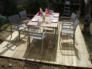 Auf diesem Holzplateau findet ein großer Esstisch für 6-8 Personen Platz - Bild 5: Ferienwohnung Suzanne, SW-Frankreich, Nähe Atlantik, Hunde willkommen