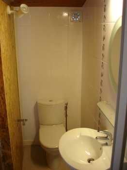 Links neben dem Waschbecken das WC, rechts dann die Dusche - Bild 3: Ferienwohnung Suzanne, SW-Frankreich, Nähe Atlantik, Hunde willkommen