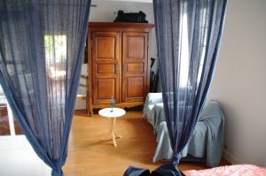 Ein schöner antiker, großer Kleiderschrank - rechts die beiden Sessel, links (unsichtbar) der SAT-Fernseher - Bild 1: Ferienwohnung Suzanne, SW-Frankreich, Nähe Atlantik, Hunde willkommen