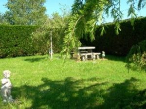 Bild 9: typ. Normandiehaus für Urlaub mit dem Hund mit eingez. Garten