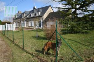 Bild 1: typ. Normandiehaus für Urlaub mit dem Hund mit eingez. Garten