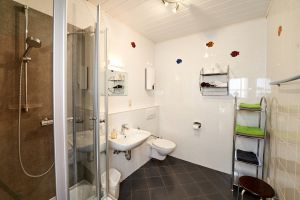 Bad mit DU, WC, Fön, WC-Papier und Handtüchern. - Bild 7: Eifel-Mosel ***Ferienwohnung Alte Schmiede II