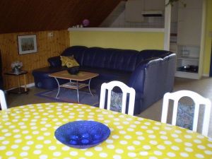 Blick auf die ausziehbare Wohnlandschaft in Leder. Im Hintergrund die Küche. - Bild 9: Haus am Fluß, Garten, Nordseenähe, Familien,Paare,Singles, Hund kostenlos