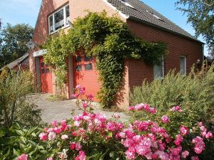Der Garten ist rundum das Haus. Hinten mit einer überdachten Veranda. - Bild 2: Haus am Fluß, Garten, Nordseenähe, Familien,Paare,Singles, Hund kostenlos