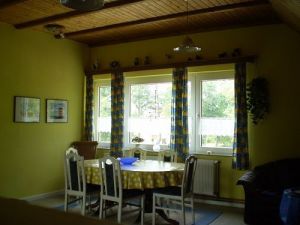 Hier haben Sie einen Blick auf den großen Esstisch. - Bild 10: Haus am Fluß, Garten, Nordseenähe, Familien,Paare,Singles, Hund kostenlos