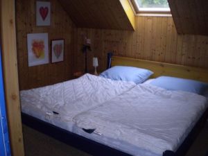 Blick ins Schlafzimmer mit Doppelbett - Bild 11: Haus am Fluß, Garten, Nordseenähe, Familien,Paare,Singles, Hund kostenlos