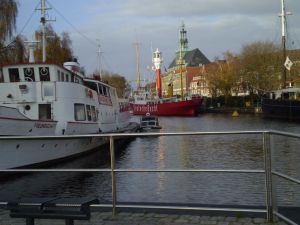 Hier blicken Sie auf den Emdener Hafen - Bild 19: Haus am Fluß, Garten, Nordseenähe, Familien,Paare,Singles, Hund kostenlos