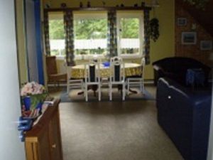 Blick in das geräumige Wohnzimmer - Bild 8: Haus am Fluß, Garten, Nordseenähe, Familien,Paare,Singles, Hund kostenlos