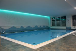 Hallenbad mit Sauna, Dampfbad und Solarium über den Hof zu erreichen.
Hallenbad kostenlos, Wellness gegen geringe Gebühr. - Bild 7: Ferienhaus am Strand/Indoorspielhalle mit WLAN-Anschluss