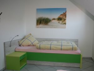Kinderzimmer im Obergeschoss mit zwei Einzelbetten,
Fenster natürlich mit Insektenschutzrollo und Rollladen - Bild 6: Ferienhaus am Strand/Indoorspielhalle mit WLAN-Anschluss
