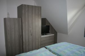 Die Schlafzimmer im Obergeschoß sowie die Terassentür verfügen über hochwertige Insektenschutzgitter. Hier können Sie beruhigt schlafen.
Sei Frühjahr 2018 auch mit Aussenrollladen. - Bild 5: Ferienhaus am Strand/Indoorspielhalle mit WLAN-Anschluss