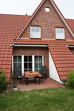 Neue und gemütliche Gartenmöbel stehen für Sie bereit.
Ein Grill kann ebenfalls genutzt werden. - Bild 2: Ferienhaus am Strand/Indoorspielhalle mit WLAN-Anschluss