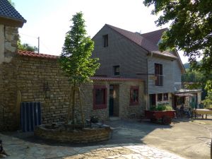 Der Eingang zur Ferienwohnung führt durch die Ruine aus dem 17. Jahrhundert. - Bild 4: Ferienwohnung Delattre in der Südeifel