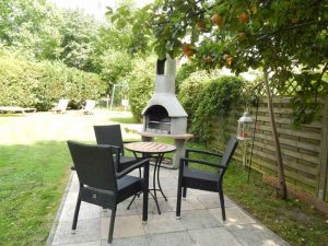 Unser großzügiger Grill mit Sitzplatz ! - Bild 6: Ferienhaus im Grünen für 2 - und 4 - beiner