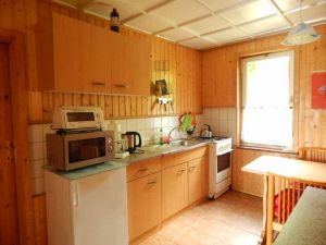 Küchenzeile mit Herd / Spüle / Mikrowelle / Kühlschrank - Bild 11: Ferienhaus im Grünen für 2 - und 4 - beiner