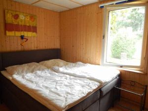 Schlafzimmer mit Boxspringbett - Bild 10: Ferienhaus im Grünen für 2 - und 4 - beiner