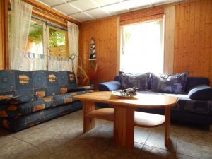 Gemütliche helle Sitzecke zum Fernsehen oder zum Genießen am Kaminofen. - Bild 9: Ferienhaus im Grünen für 2 - und 4 - beiner