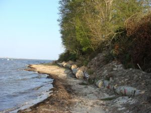 Der Naturstrand ist weniger als 100 m vom Häuschen entfernt. Sehr ruhig gelegen lädt er morgens förmlich dazu ein, den Tag bei Sonnenaufgang bei einer Tasse heißen Kaffee zu begrüßen. - Bild 17: Ferienhaus Stahlbrode Nr. 192, ca. 100m zum Wasser, Zaun, Hunde willkommen