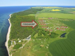 Das Feriendorf, in dem diese Ferienwohnung liegt, befindet sich direkt am Küstenschutzwald, hinter dem Das Merr und der Strand liegen. Es erwartet Sie ein kilometerlanger Ostseesandstrand. - Bild 10: D42 Rügen, mit dem Strand für die ganze Familie vor der Nase, mit Terrasse