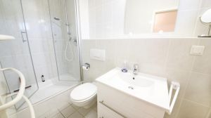 ist modern voll gefliest, hat einen Handtuchheizkörper,Echtglasduschkabine und ein Fenster mit Insektenschutzgitter. - Bild 8: D42 Rügen, mit dem Strand für die ganze Familie vor der Nase, mit Terrasse