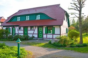 In dieser schönen Anlage liegt die Ferienwohnung Inselschwalbe. Hier beginnt der Urlaub bereits vor der Haustür. - Bild 3: D42 Rügen, mit dem Strand für die ganze Familie vor der Nase, mit Terrasse