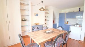 mit Blick auf die Terrasse. Die Einbauküche ist voll ausgestattet. - Bild 6: D42 Rügen, mit dem Strand für die ganze Familie vor der Nase, mit Terrasse