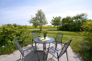mit schönen Möbeln ausgestattet und viel Grün. - Bild 9: D42 Rügen, mit dem Strand für die ganze Familie vor der Nase, mit Terrasse