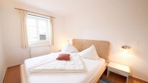 mit neuen Matratzen und Lattenrosten, großen Einbauschrank und Insektenschutzfenster für Ihren geruhsamen Schlaf. - Bild 7: D42 Rügen, mit dem Strand für die ganze Familie vor der Nase, mit Terrasse