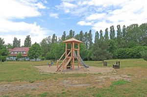 In dem Feriendorf sind die Spielpätze liebevoll so angelegt, dass Sie auf der Terrasse in Ruhe entspannen können. - Bild 11: D42 Rügen, mit dem Strand für die ganze Familie vor der Nase, mit Terrasse