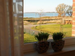 2 Unterkünfte im Haus Boddenblick in Wiek 80 m zum Wasser, Terrasse, Garten,Internet und Fahrräder. - Bild 23: Fewo 500 m zum Wasser, Balkon,Terrasse, Garten mit Grillecke, 2 Fahrräder!