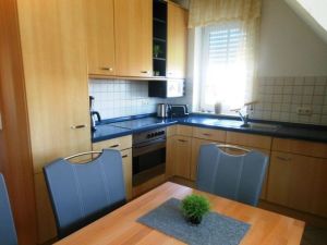 Küche mit Spülmaschine und Backofen. - Bild 7: Fewo 500 m zum Wasser, Balkon,Terrasse, Garten mit Grillecke, 2 Fahrräder!
