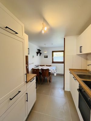 In der Küche verfügen Sie über alle notwendigen Dinge, um Mahlzeiten zu zubereiten. - Bild 3: Ferien an der Ostsee mit Hund - eingezäunter Garten