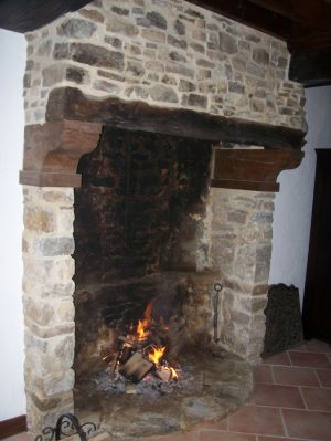 Bild 5: La Mare aux Moines, normannisches Natursteinhaus 18. Jahrhundert, Kamin