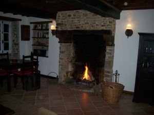 Bild 6: La Mare aux Moines, normannisches Natursteinhaus 18. Jahrhundert, Kamin