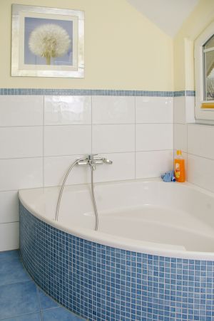 mit Badewanne - Bild 12: Haus Morgenrot Reet gedeckt (Mönchgut auf Rügen) direkt am Meer