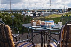 Blick auf den Hafen - Bild 1: Haus Morgenrot Reet gedeckt (Mönchgut auf Rügen) direkt am Meer