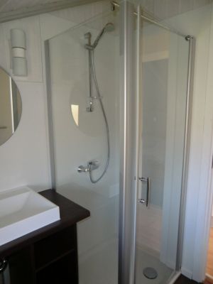 Die Dusche hat einen ebenerdigen Einstieg und eine große Türe. - Bild 8: Meerchenhaus Schönhagen ca. 500m vom Strand entfernt mit Glasfaseranschluss