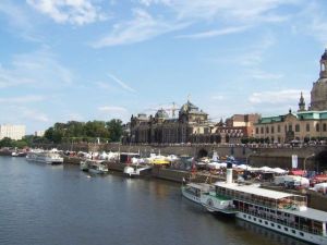 Verbringen Sie doch mal einen Tag in Dresden liebe Gäste, z. B.hier am Terrassenufer an der Elbe - Bild 1: Fewo Noack Sächsische Schweiz nahe Bad Schandau