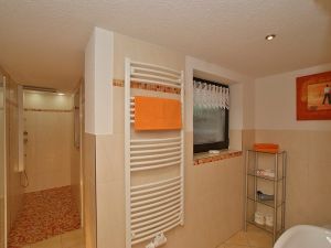 Dusche mit Massagedüsen und WC getrennt in der Ferienwohnung Noack in Lichtenhain, Fön und Fußbodenheizung - Bild 5: Fewo Noack Sächsische Schweiz nahe Bad Schandau