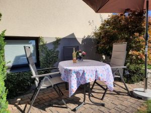 gemütliche Sitzecke im Grünen mit Tisch und Relaxstühle, Grill auf Wunsch - Bild 4: Fewo Noack Sächsische Schweiz nahe Bad Schandau