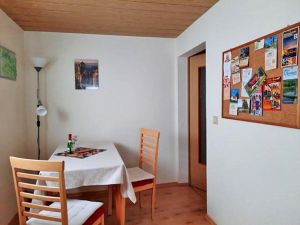 separates Wohnzimmer mit Tisch und Stühlen,
SAT - TV und gemütlichen Sofa und Internet- Anschluß - Bild 6: Fewo Noack Sächsische Schweiz nahe Bad Schandau